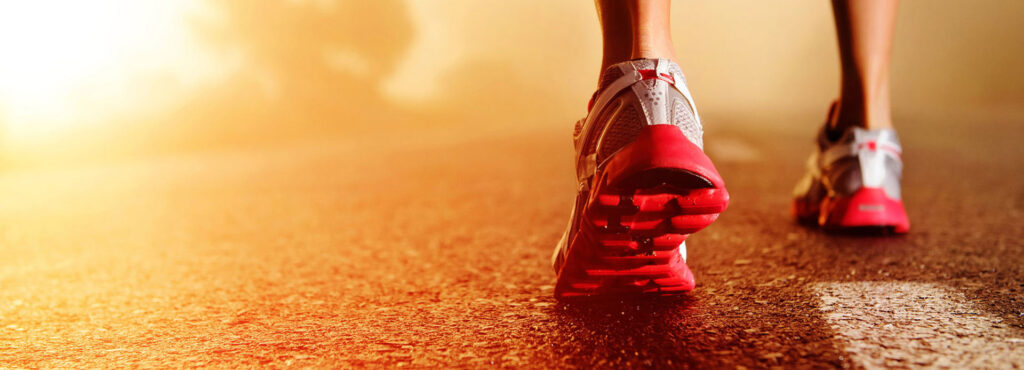 Chaussures de sport rouge porté par une femme.